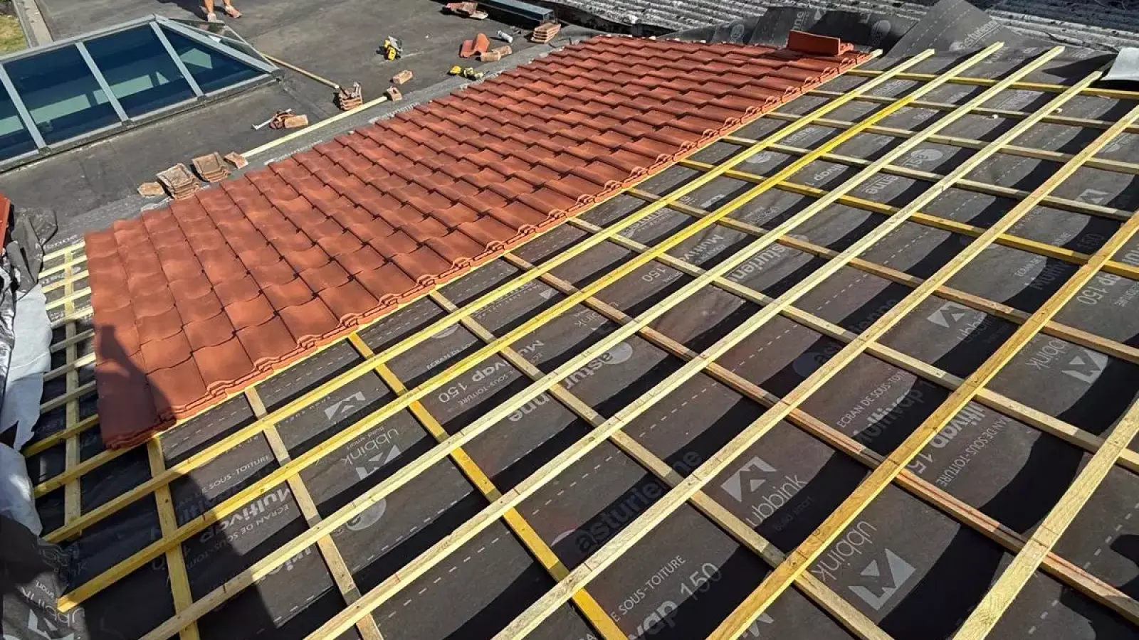 toiture maison en tuiles noire ECO COUVERTURE
