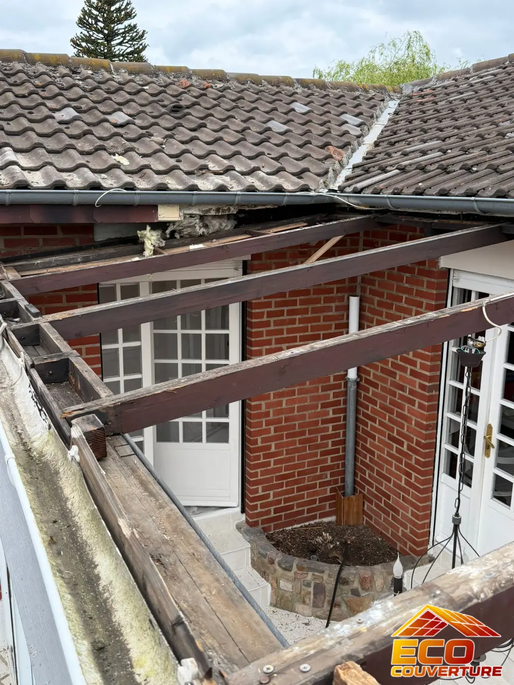 Dépose des anciennes plaques de polycarbonate./bachant